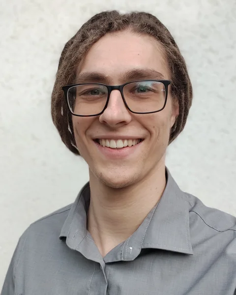 Elias Goebel, head and shoulders, against a plain wall.